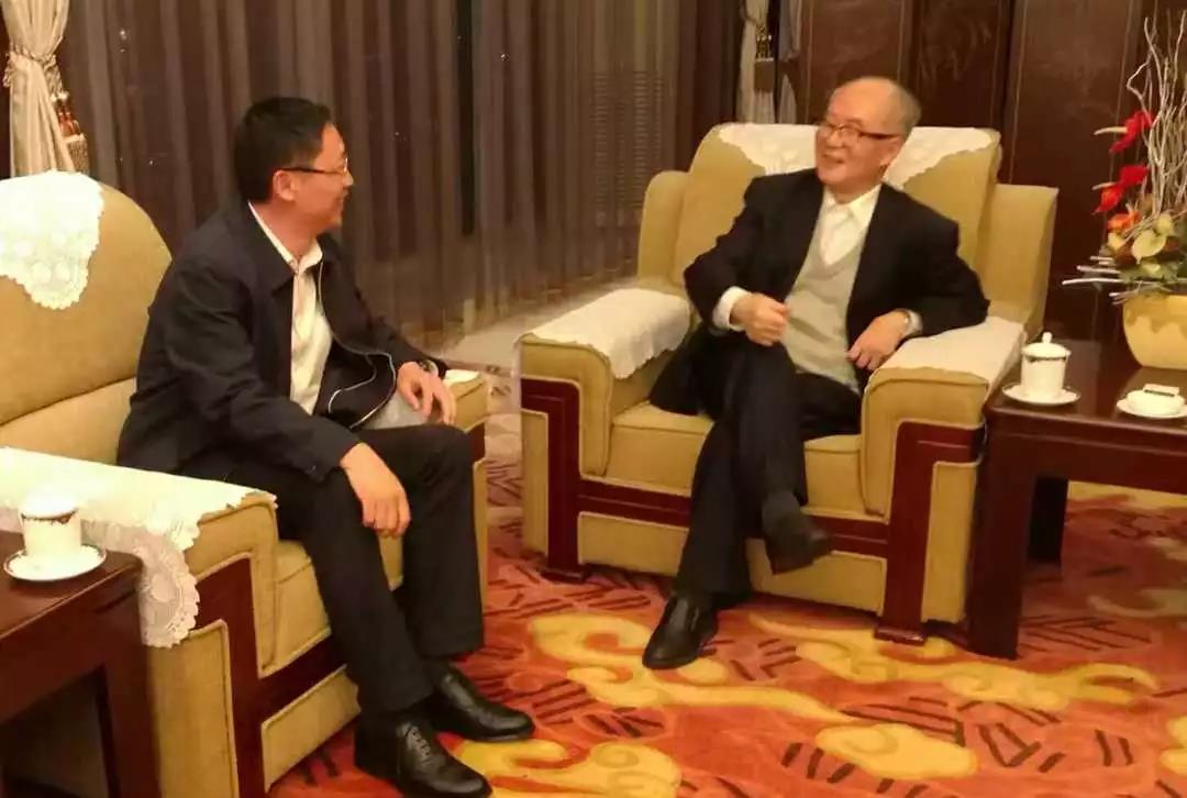 2016年健康管理年会上,董辉军与到合肥参会的秦伯益院士交流在一个