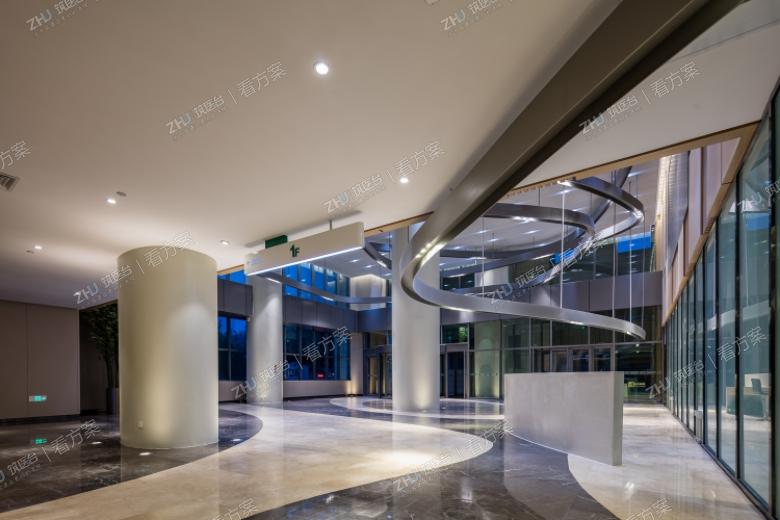 线性空间在一层大厅呈现柔化了两个不同高区域的边界，共享位置的飘带式吊架灯曲线的接待台和半透椭圆形体的等候区，为组成创造了连续的视觉效果，连接及完成了各个区域功能。呈线性划分的编织肌理的地面，景观，景观