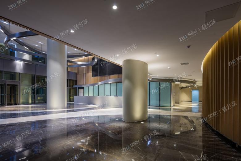 门诊大厅
强调人性化的设计准则，以更亲近自然的设计语汇体现设计个性；最大限度的满足医疗功能的同时，营造亲切，温馨的医疗环境氛围；采用现代设计手法与新技术、新材料相结合，延续和完善建筑空间特色.