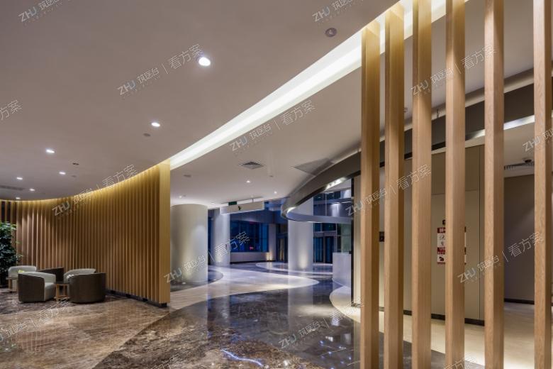 一层大厅
木色调的暖意体现一种温馨感，而共享天花的铝挂片和建筑玻璃幕墙的结合则充满了进取和超前的意味。在设计中，始终考虑到整洁、传染控制、防火、患者服务及患者对专业环境色彩的认识。