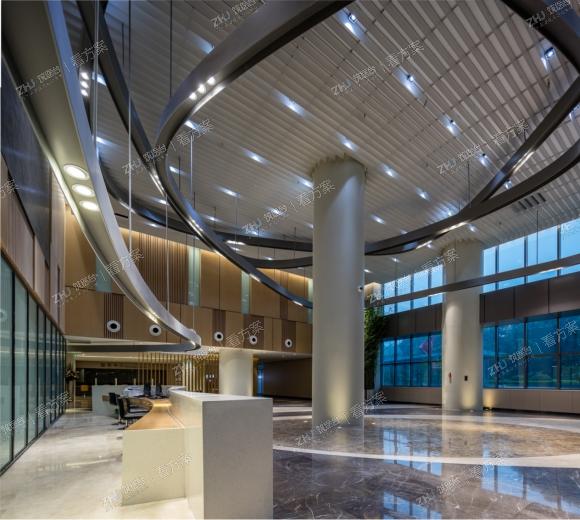 门诊大厅
室内空间的流线形态，以弧线对空间的分割、穿插多样化“线、面、块”处理。弧线与自然的“情结”，以此情感化手法结合岛城海洋气息地域文化营造出自然、柔和、宜人的公共空间。