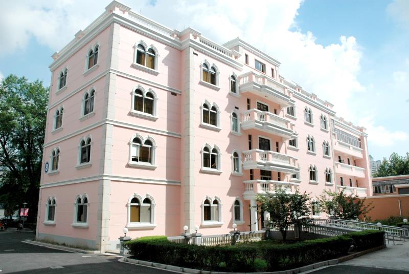 1999年，8号病房楼改造修缮竣工。图为修缮后的8号楼 