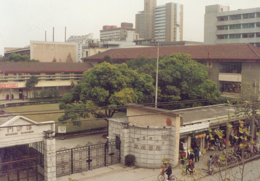 1954年7月，位于上海市枫林路183号的复旦大学附属儿科医院竣工并投入使用。图为老医院鸟瞰图