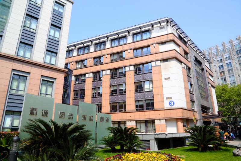  2004年6月，拆除原有建筑后改建为门诊大楼的3号楼竣工。图为3号门诊楼改建后