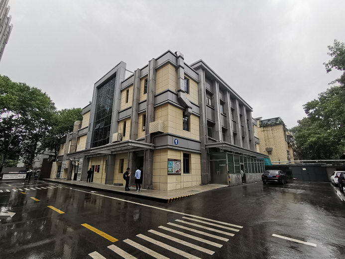  2017年9月，医院1号楼（后勤综合大楼）外墙修缮改造竣工。图1号后勤综合楼修缮后