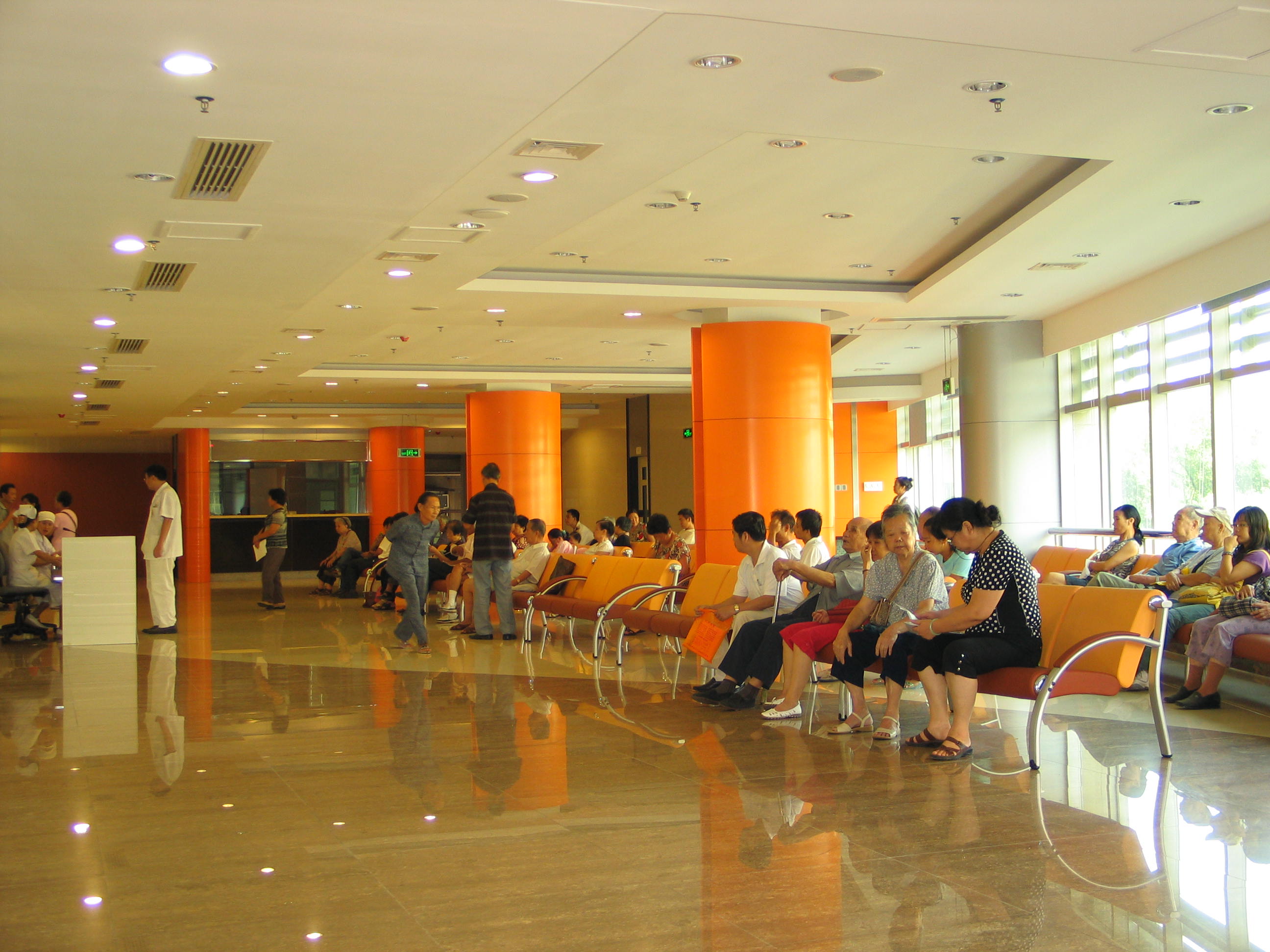 区庄院区2号楼于2002年开始建设，楼高8楼，地下三层，总建筑面积11744平方米，主要功能包括门诊、急诊、医技、教学、大型医疗设备、特需医疗、停车场等。图为区庄院区2号楼门诊大厅