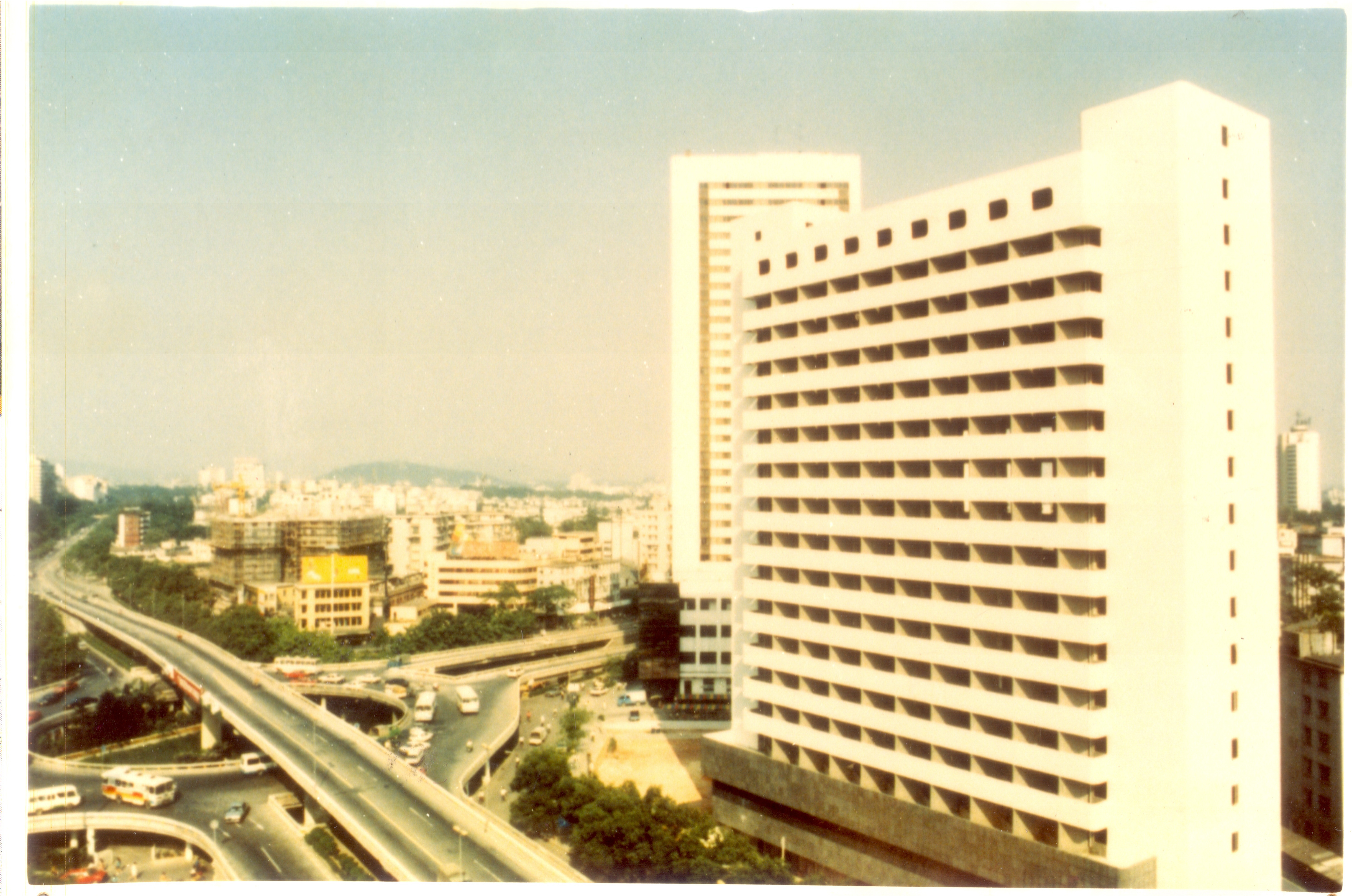 区庄院区3号楼于1988年开始建设，楼高17楼，地下一层，总建筑面积14297平方米。图为区庄院区3号楼