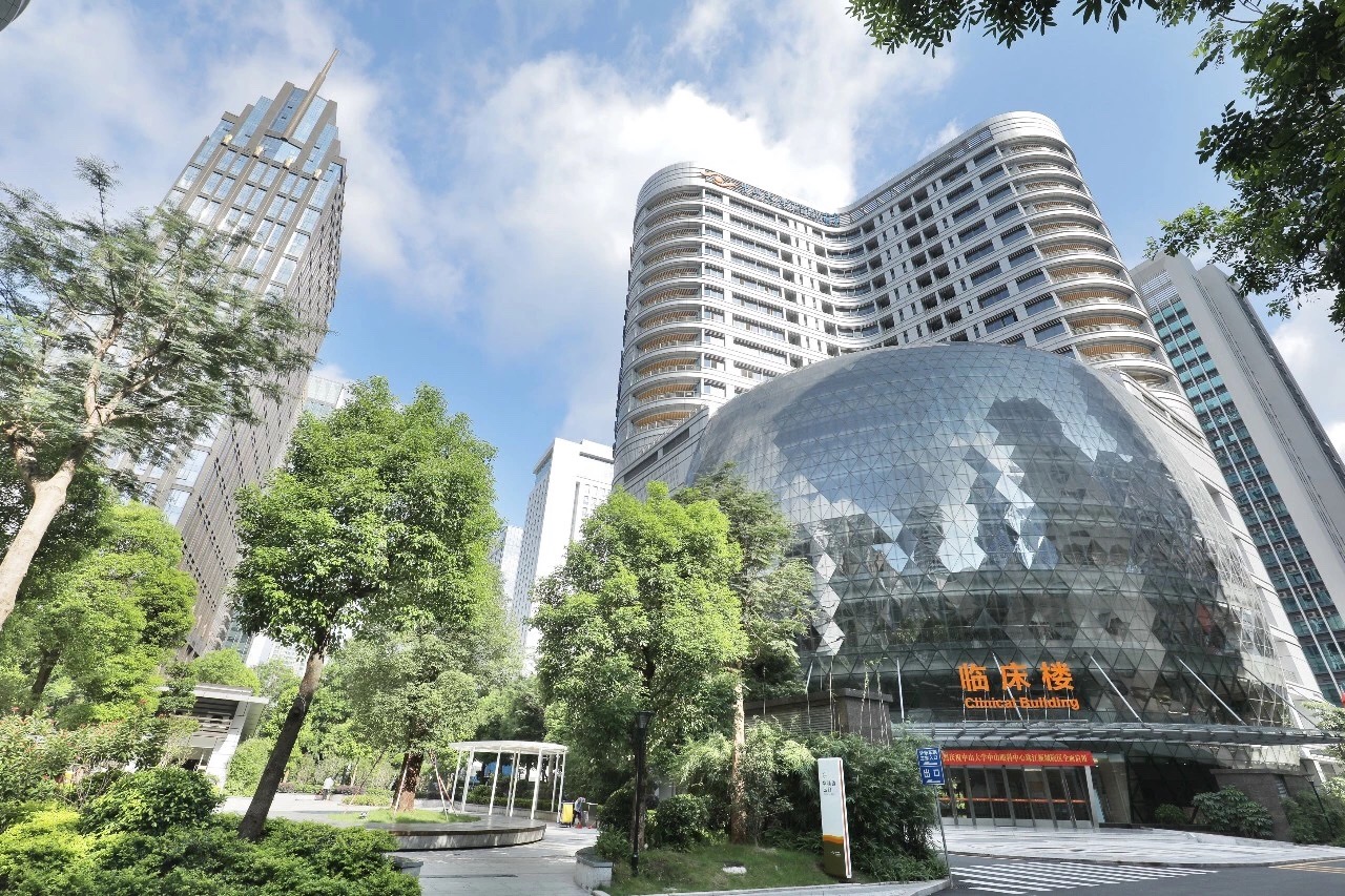 珠江新城院区还建有科研楼八层及二层大型球形会议厅，共12919平方米。图为珠江新城院区临床楼外景