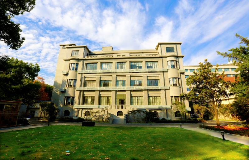 2017年12月，医院完成了历史保护建筑10号楼外墙面保护性修缮，现作为教授办公室及实验室使用。图为保护性修缮后的10号楼