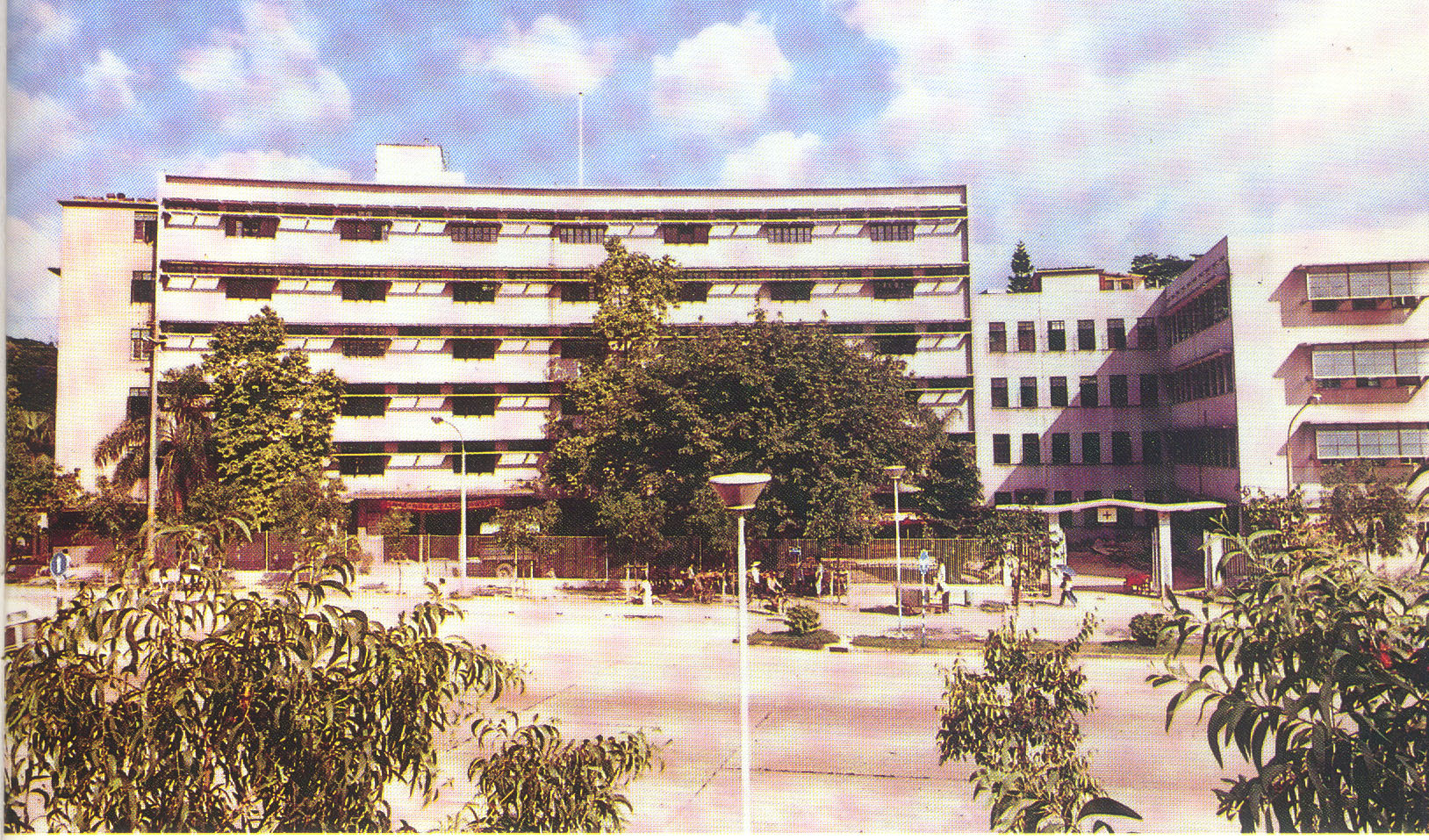 区庄院区1号楼于1965年建设，楼高5楼，建筑面积11097平方米，包括门诊、急诊、住院、医技、教学、后勤保障等功能用房。图为区庄院区1号楼