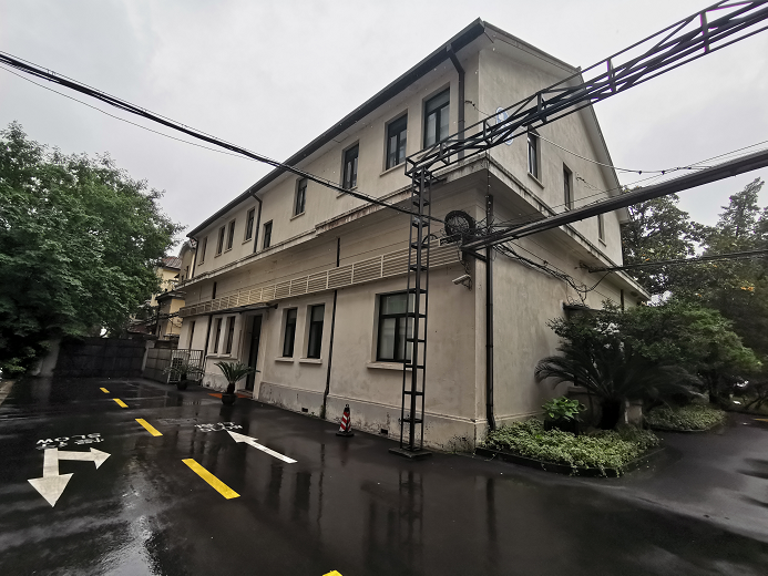 2017年12月，医院完成了历史保护建筑11号楼外墙面保护性修缮，现作为图书馆与院史陈列室使用。图为保护性修缮后的11号楼