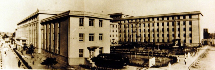 1958年，医院集体转业迁址阜成门（现址），命名阜成门外医院。图为1958年院景