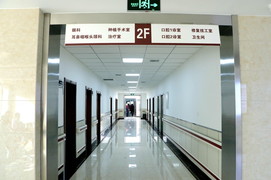 医院改造后的门诊走廊