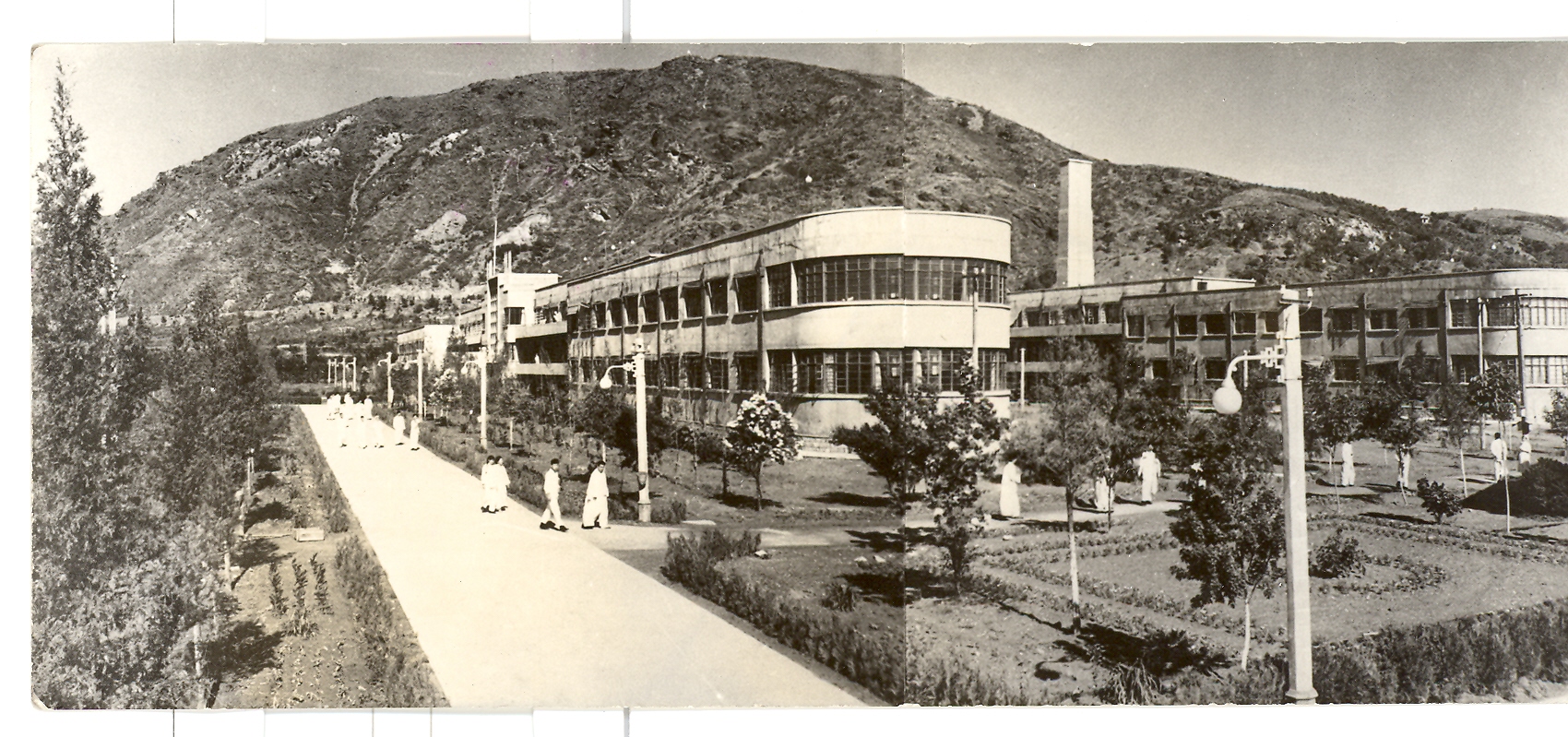 医院前身是中国人民解放军胸科医院，位于北京黑山扈。图为1956年的解放军原122疗养院