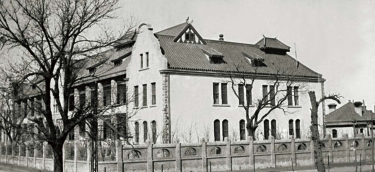 1905年在外国使馆聚集的东交民巷建成德国医院