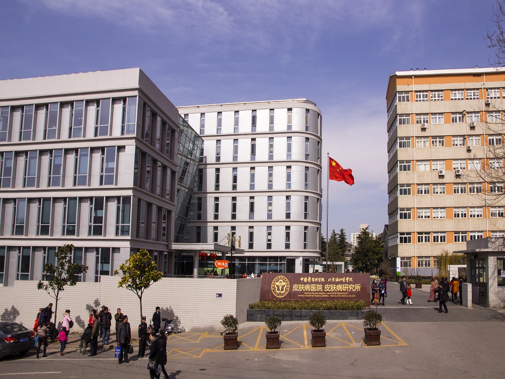 2012年，医院新建门诊综合楼23198平方米，于2015年投入使用，图为医院新南门