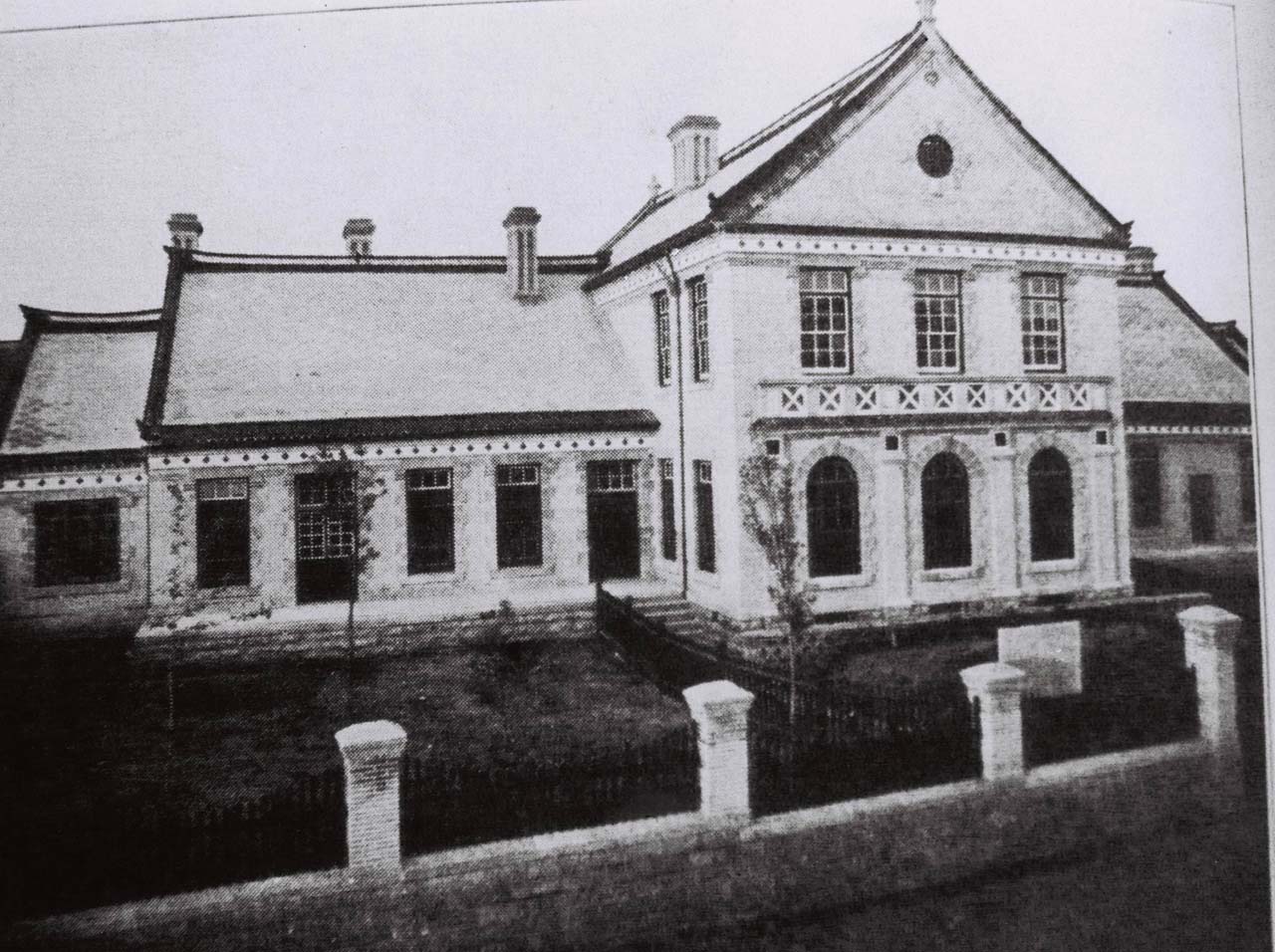 1911年建成的诊病所（求真楼，现临床技能培训中心）