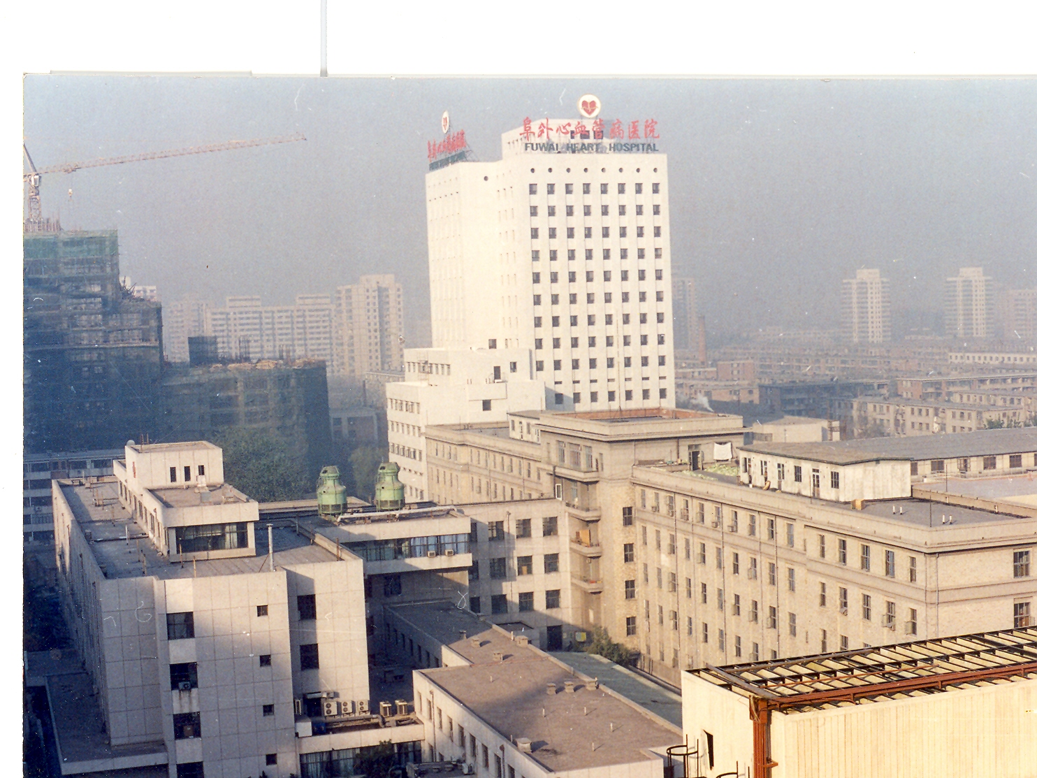 1995年，医院完成院内旧楼接扩建工程，建筑面积2367平方米。图为1996年院内旧楼竣工完成后的院景