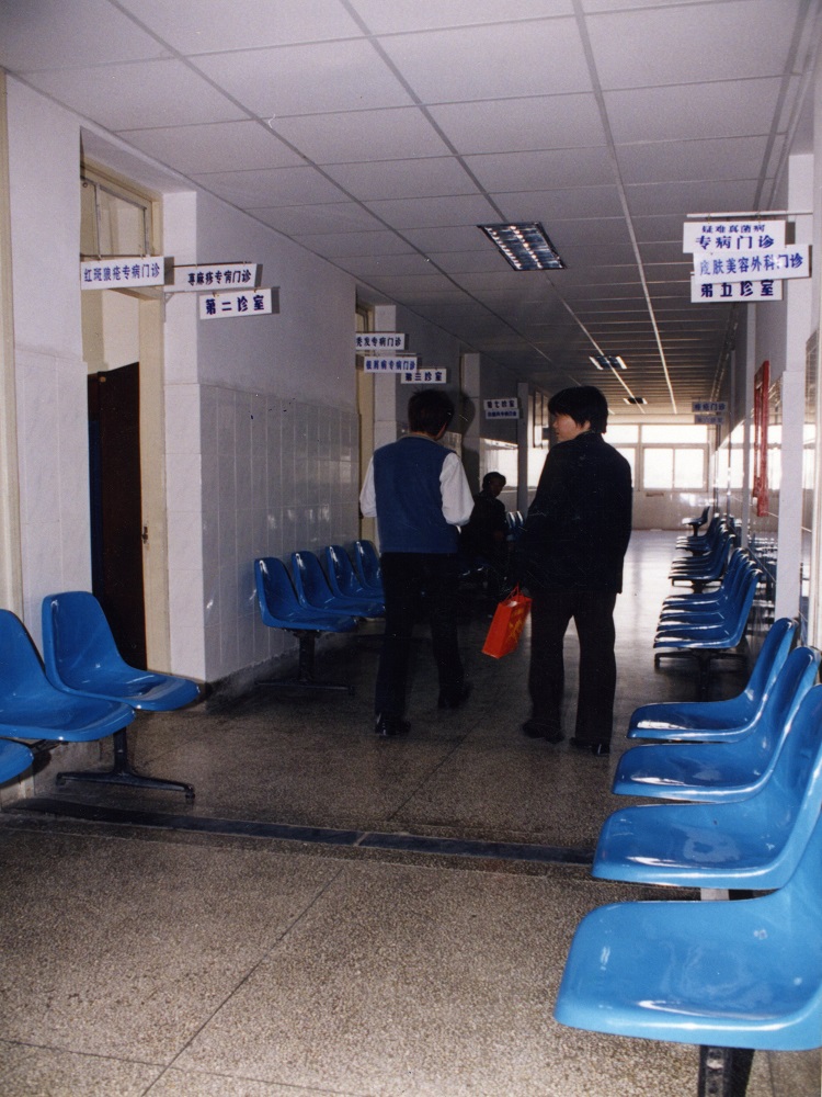 门诊综合楼投入使用后，医院的老门诊楼改造为病房楼。图为老门诊楼内景