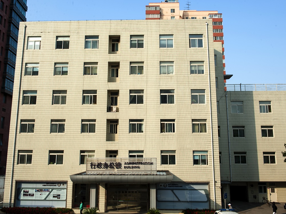 2002年，医院建成综合楼，现为行政办公楼。图为行政办公楼实景图