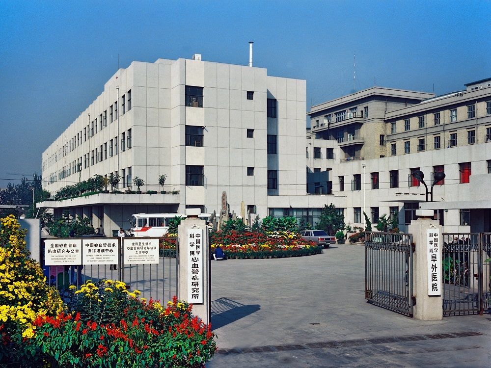 1987年，医院加建门诊楼，建筑面积10980平方米，院区主楼形成“王”字布局。图为1987年新落成的门诊楼