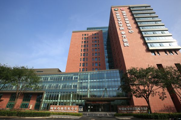 2015年，建筑面积89000平方米的医院综合大楼投入使用。图为扩建工程新大楼外立面
