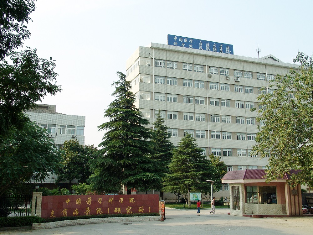 1985年12月28日  南京现址全部基建工程完工。图为1985年修建的医院南门