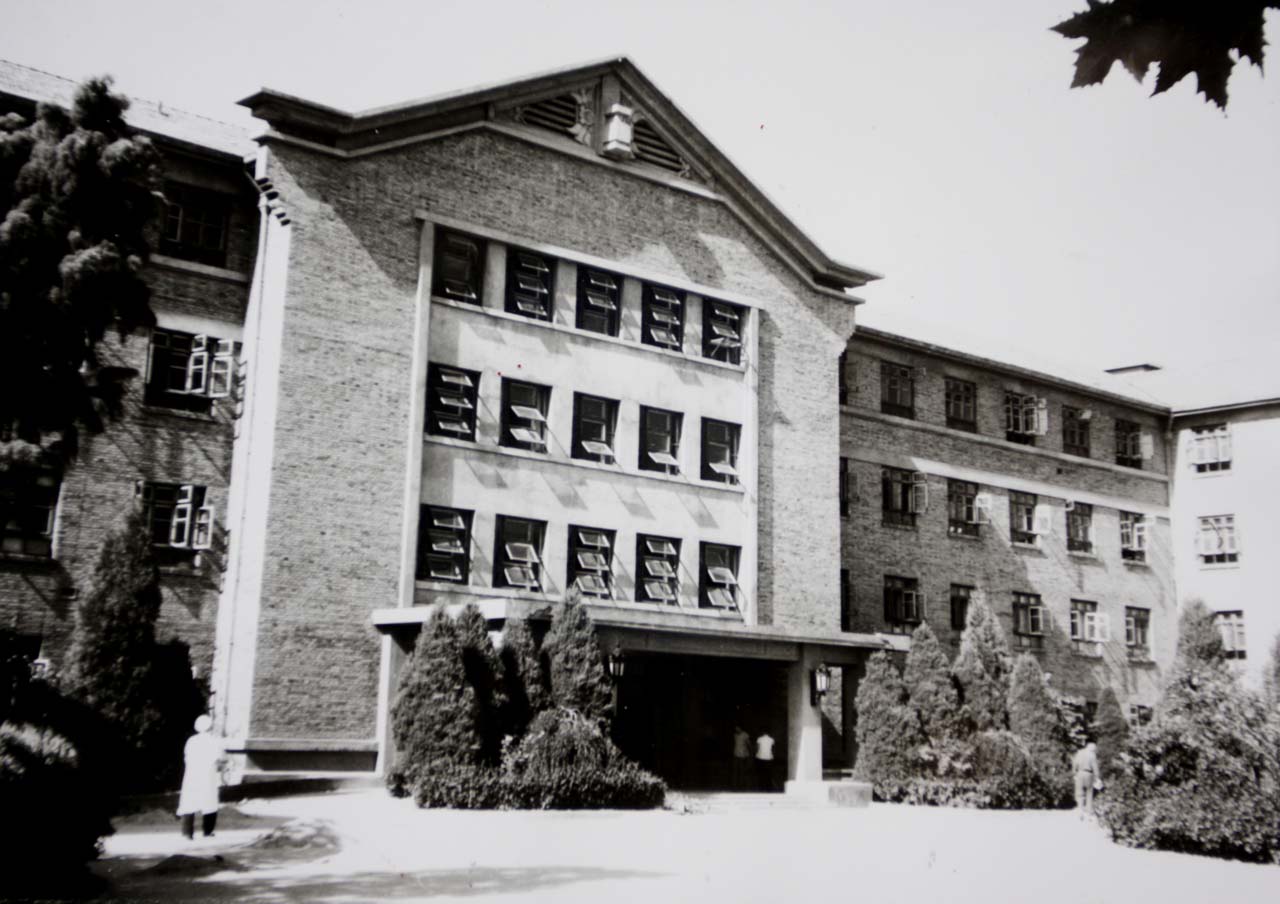 1956年建成的老住院楼外观 