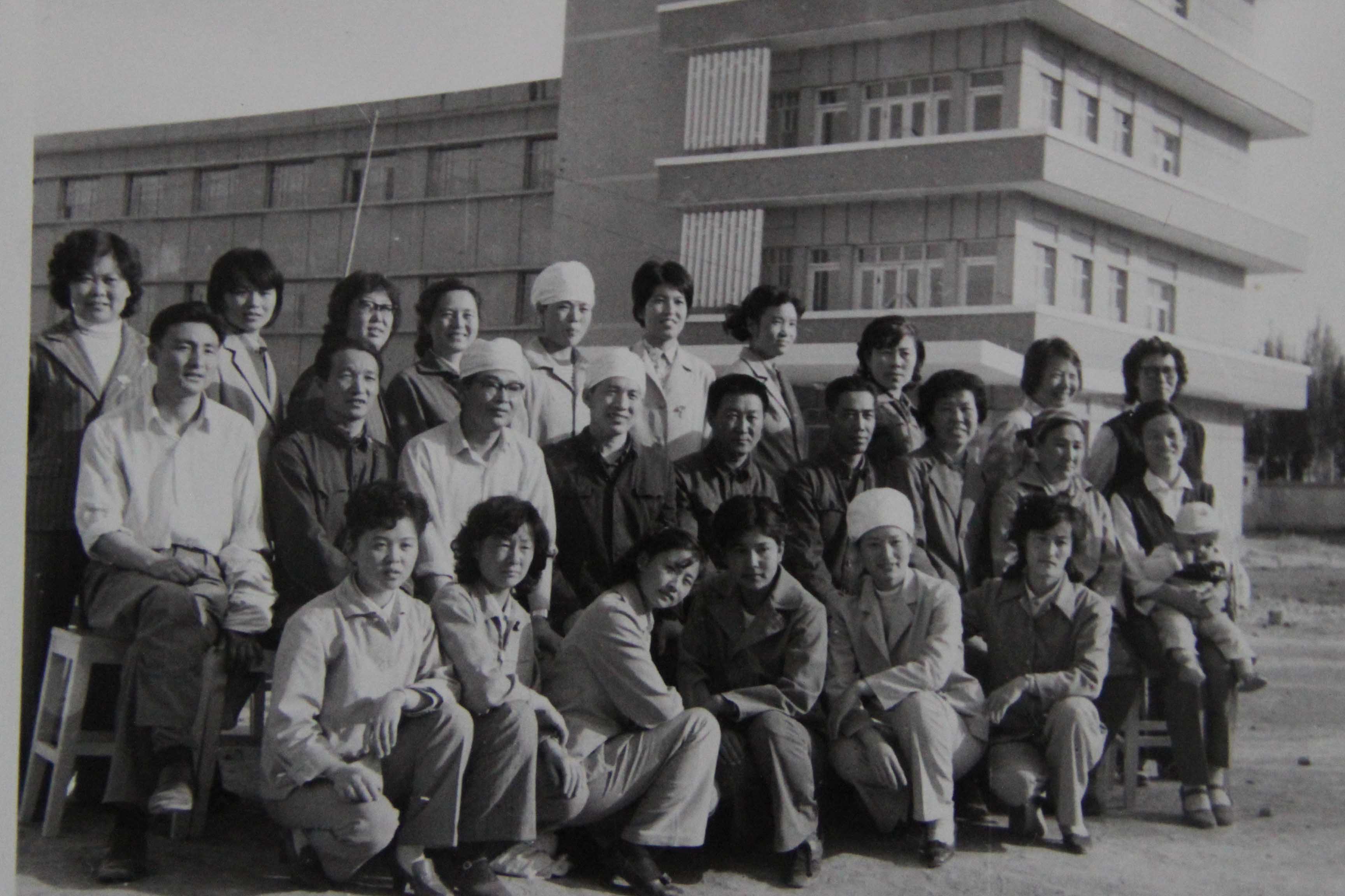 早期门诊楼及医护人员合影