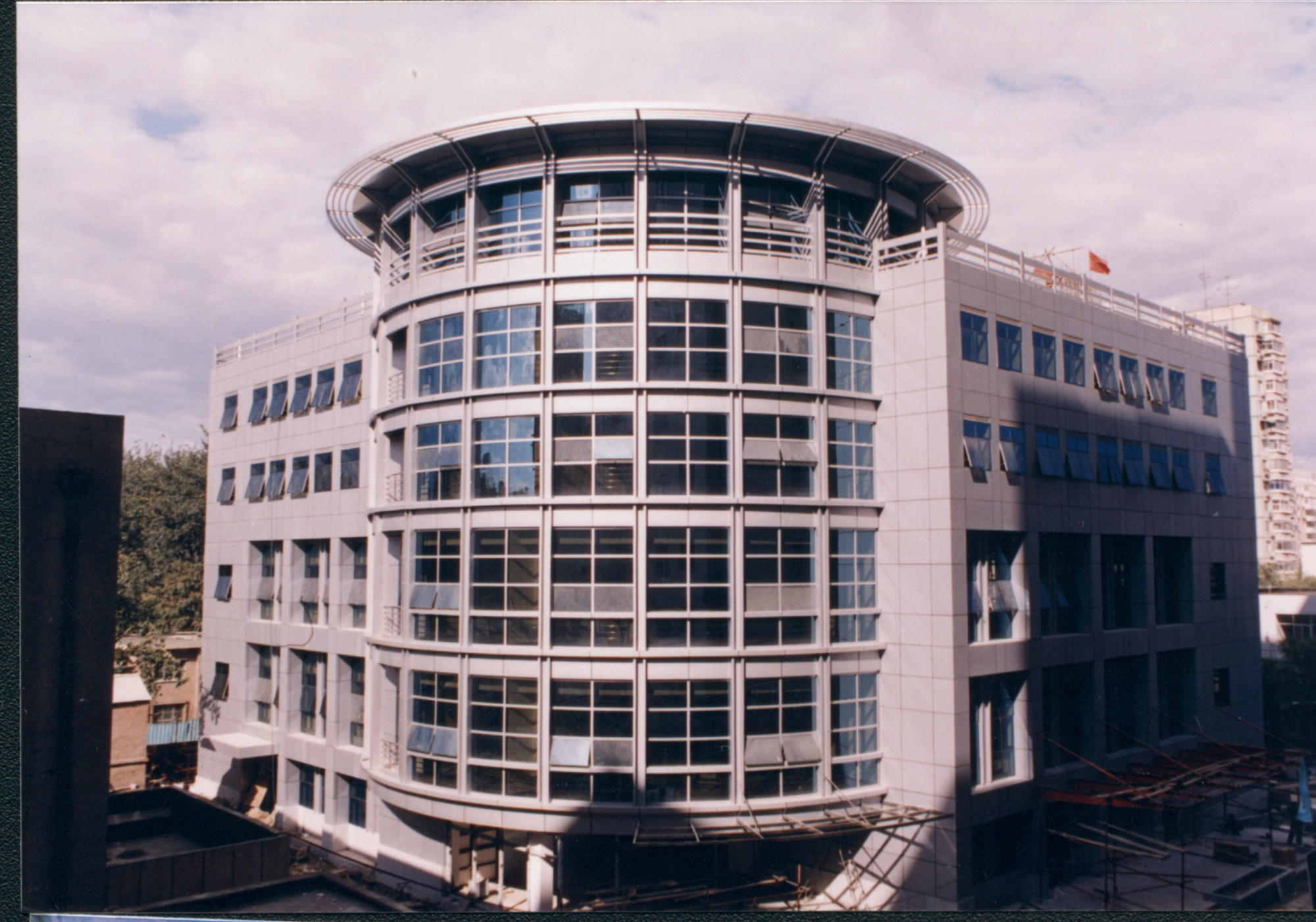 建成于2004年的药学楼
