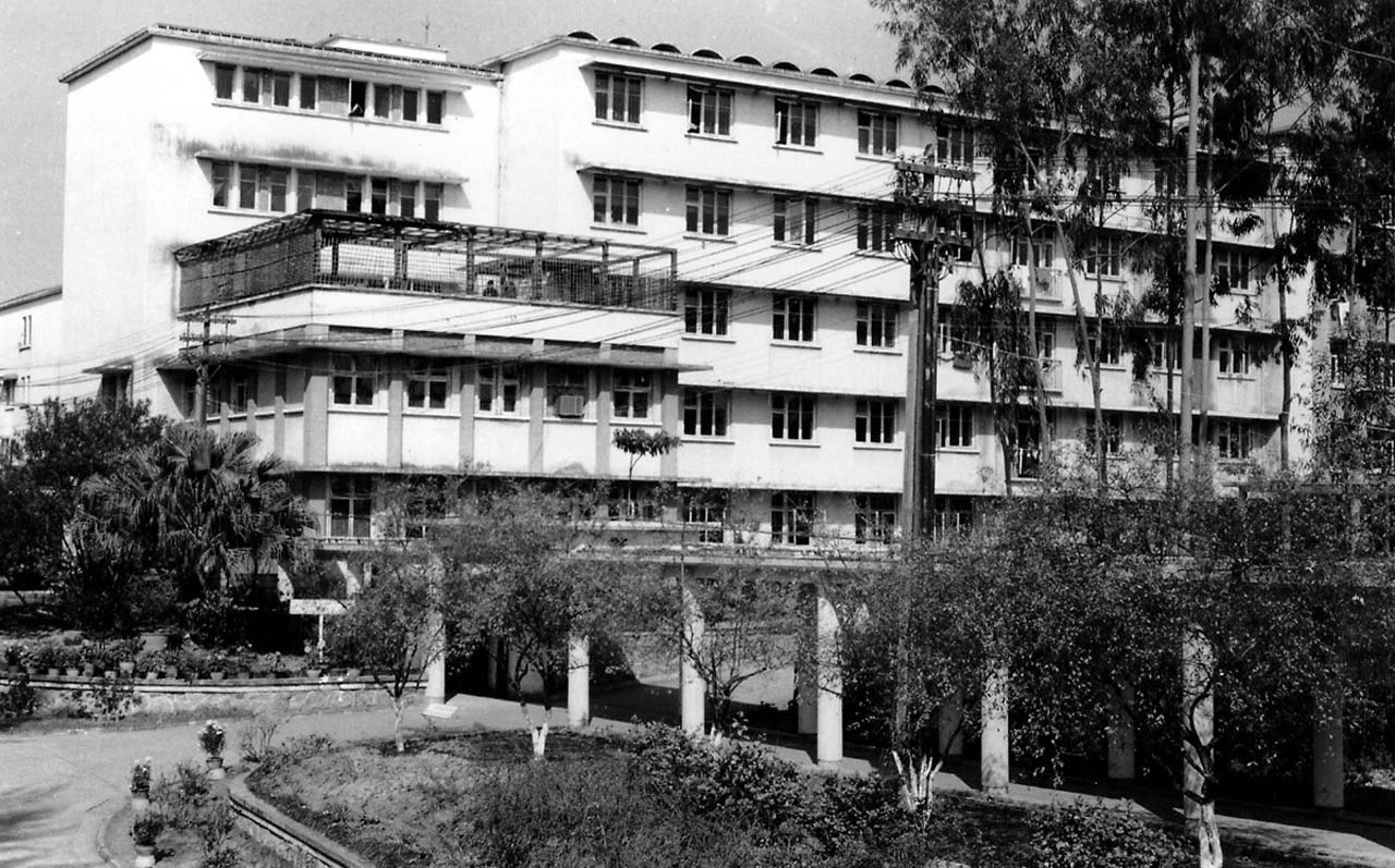 1956年，新建工字大楼落成并投入使用 