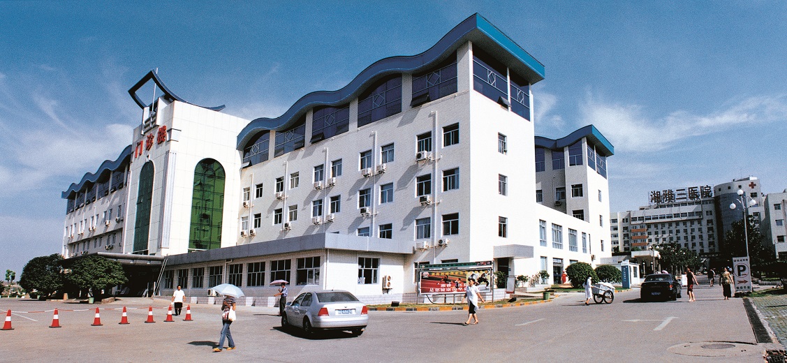 1989年11月  经原国家卫生部批准，医院破土奠基，1992年12月建成并投入试运行（建成面积9277平方米）。图为1992年竣工的门急诊楼