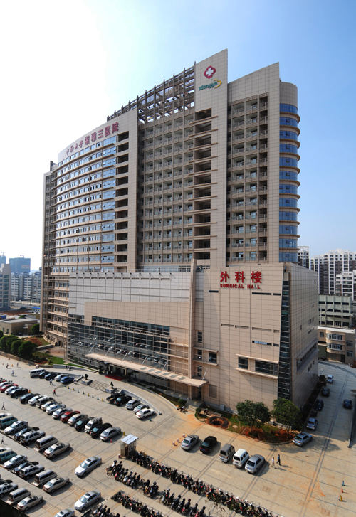 2008年，外科大楼建成投入使用（建成面积70890平方米）。图为2008年竣工的外科楼