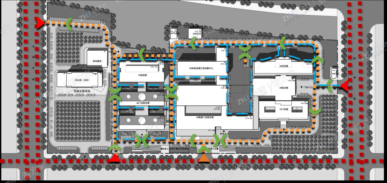 医院交通分析：医院一期的主要出入口设置于顺康路上，二期及三期的主要出入口设置在民富路上，而将医院的住院部出入口及污物出口、后勤出入口等设置于顺和路上。