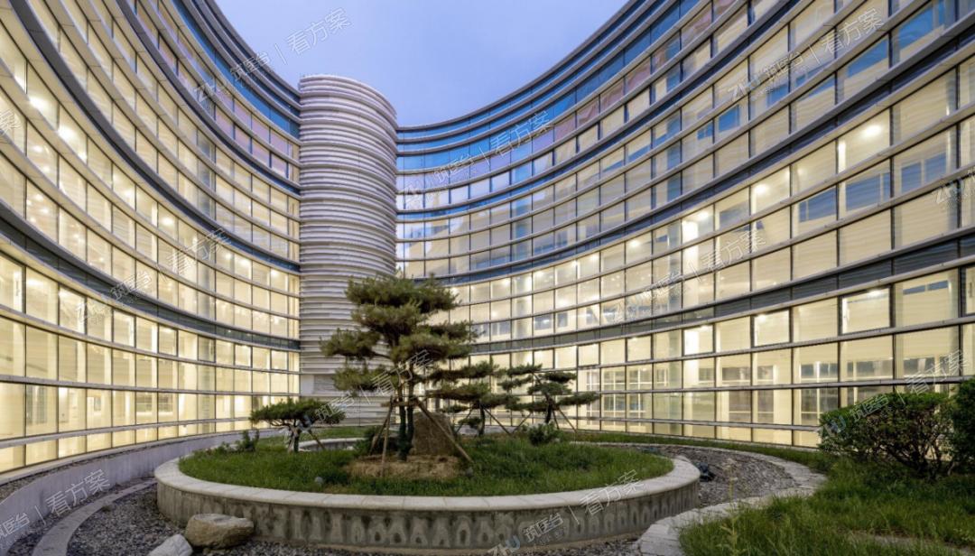 在设计中置入12个庭院，除特殊空间外，90%以上的空间都面对庭院景观。