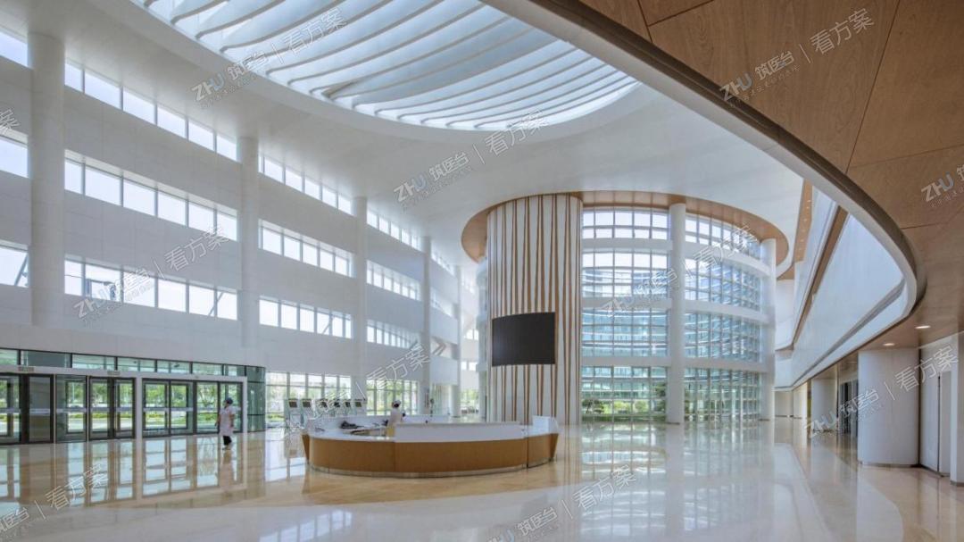 门诊大厅则赋予它“城市客厅”的设计理念，东西双入口使医院使用主体进入门厅更加便捷，且可以实现南北快速分流。