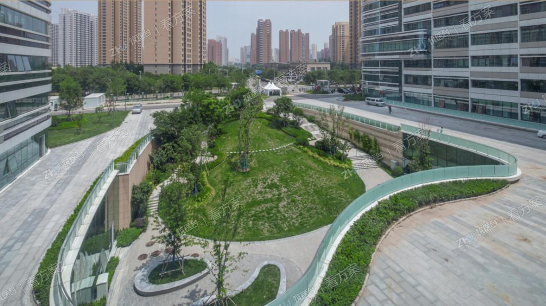 地下餐厅室外设计了下沉式景观，打破了室内外的界限，增加了医院空间的生机与活力。