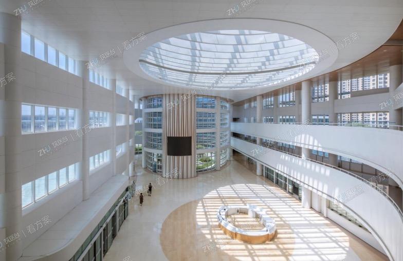 阳光借助椭圆形玻璃顶面投射至大厅，营造出戏剧性效果，给人温暖的疗愈感觉。