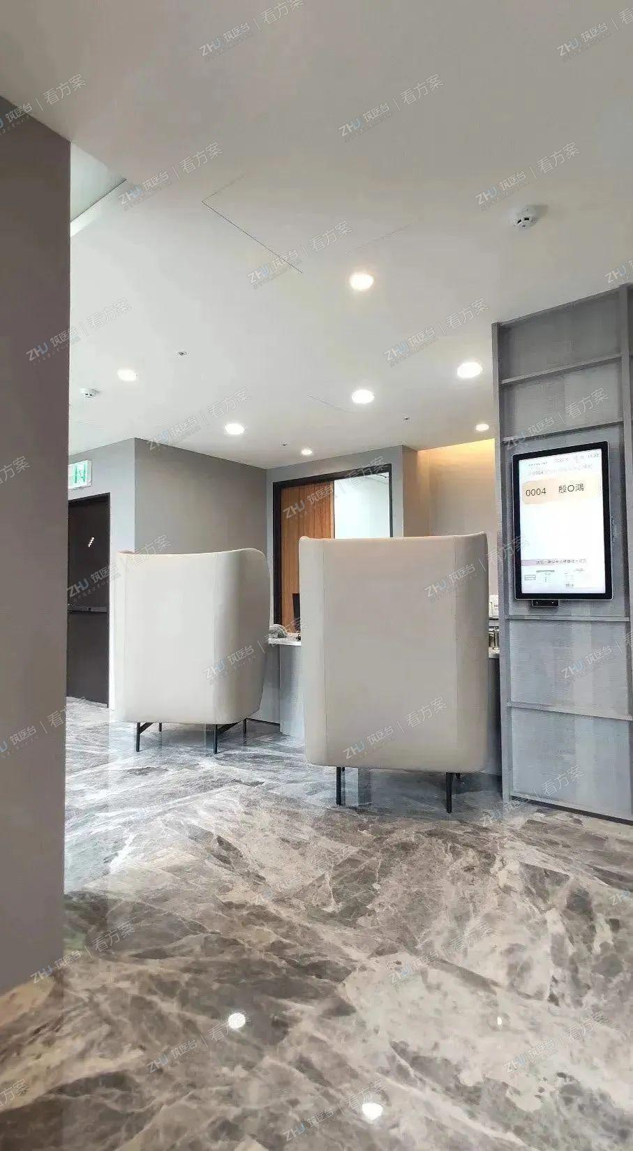 二楼报到柜台与抽血柜台均考虑了孕妇的隐私，以雾面玻璃隔屏及高背沙发提供完全的遮挡。卫教空间与高层次超音波室皆以同样的体贴考虑，设置各自的独立区域，化解由路过访客所造成的干扰。