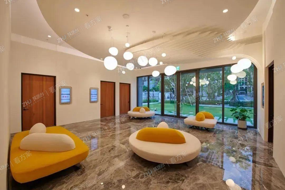 一楼后方的病童门诊候诊区以实虚大小叶脉包覆，孩子坐在如荷包蛋般的沙发上，欣赏空间中如童话般的悬浮光球，与落地窗景外的芳草绿地，让孩子在等待看诊时自然而然获得五感的疗愈。
