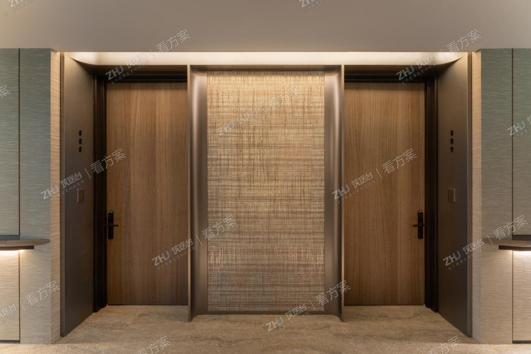 为保障院内所有门诊住院孕产妇、新生儿及医护人员于紧急状况时能安全且便利的疏散，更导入全桃园第一部无动力逃生梯，确保空间使用者的人身安全。
