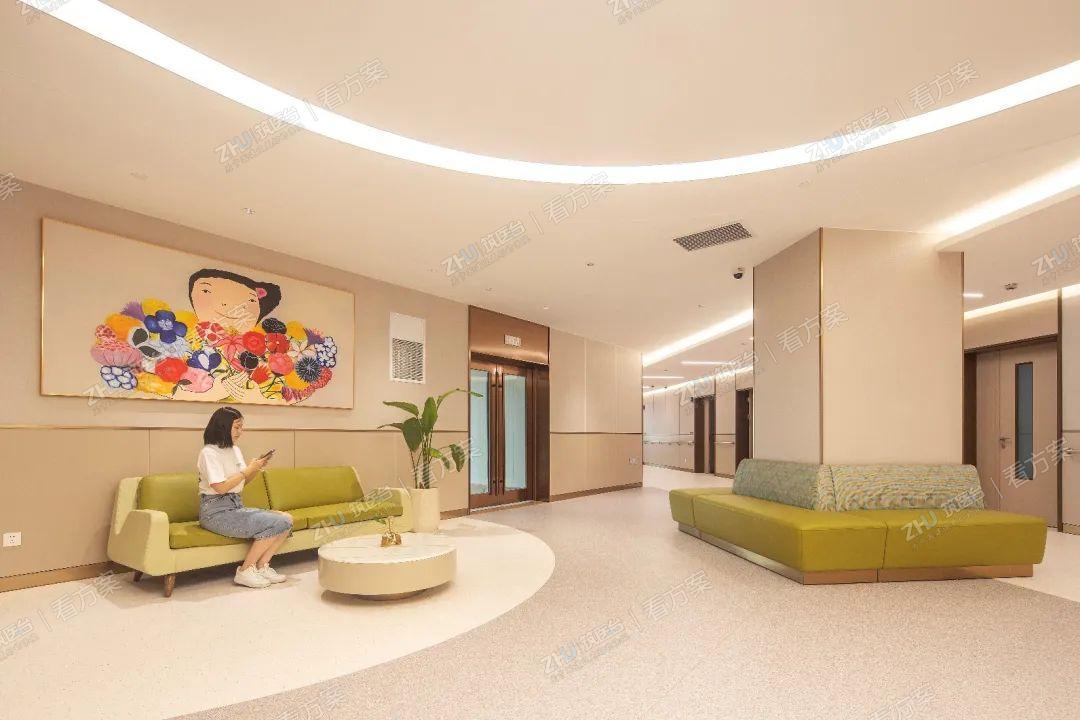 艺术品选择
精心挑选充满童趣的墙面挂画等艺术品，共同营造如家庭般温暖的复健氛围。