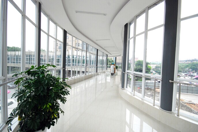 医院空中连廊 方便医疗大楼"牵手"