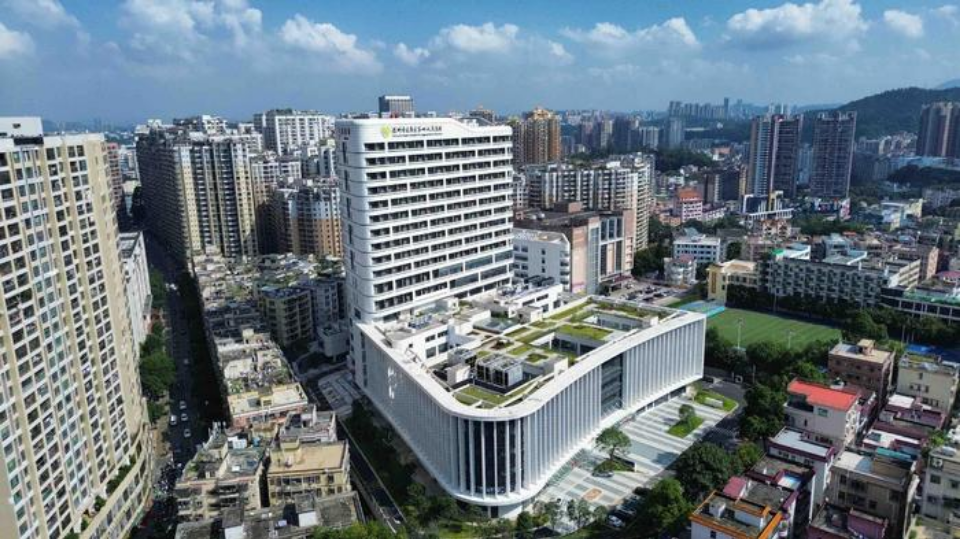 筑医台资讯—退让城市空间,打造绿色生态立体庭院,深圳龙岗区第四人民医院项目顺利竣工交付